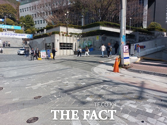 10일 오전 9시 53분쯤 부산시 사하구 하단동에 있는 동아대학교 승학캠퍼스 후문 인근 횡단보도를 지나던 20대 A 씨가 덤프트럭에 치었다./부산경찰청