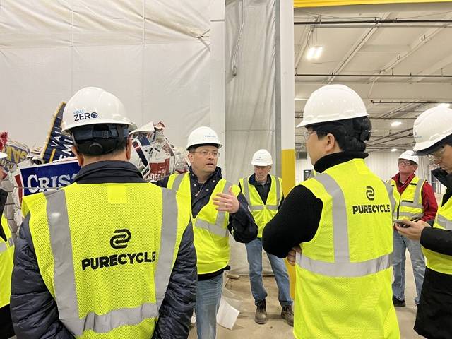 더스틴 올슨 PCT CEO(왼쪽에서 두 번째)와 SK지오센트릭 관계자들이 미국 오하이오주 PCT 공장에서 기술 협의를 하고 있다. /SK지오센트릭