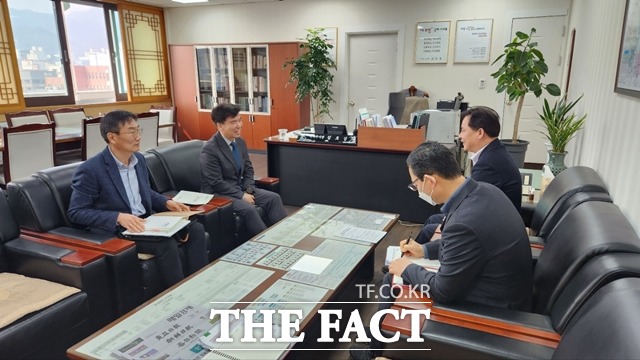 조일교 아산시 부시장이 지난 9일 김호섭 구미시 부시장을 만나 ‘평택지원법’ 개정을 위한 협력을 논의했다. / 아산시