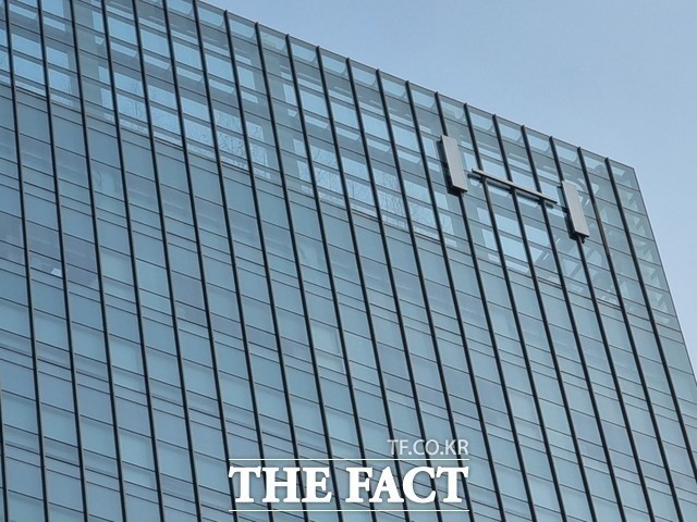 10일 하이브는 전날보다 7200원 오른 18만3700원에 거래를 마쳤다. /더팩트 DB