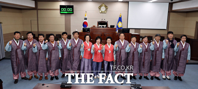 혈세 2000만원으로 시의원들이 한복을 나눠 가졌다/상주시의회