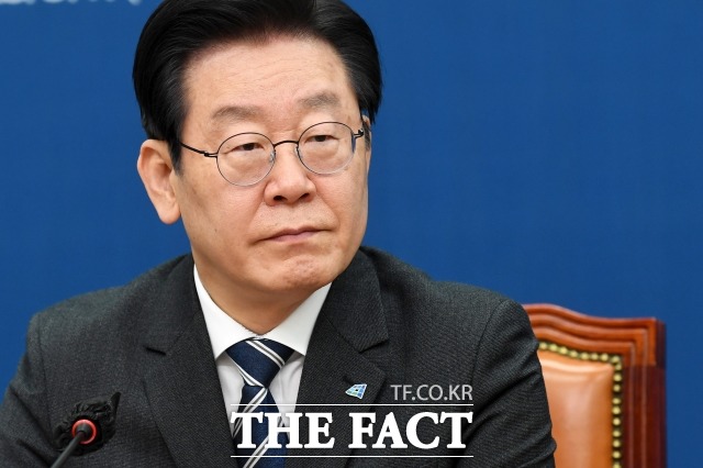 지난 9일 경기지사 시절 초대 비서실장이 숨진 채 발견된 것에 관해 이재명 더불어민주당 대표가 10일 제가 만난 공직자 중 가장 청렴하고 성실하고 가장 헌신적이고 유능했던 한 공직자가 스스로 생을 마감했다는 믿을 수 없는 부고를 접했다고 입을 열었다. /남용희 기자