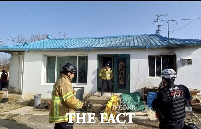 10일 오전 8시48분쯤 경북 구미시 해평면 송곡리의 한 단독주택에서 불이 났다는 신고가 접수돼 현장을 /경북소방본부
