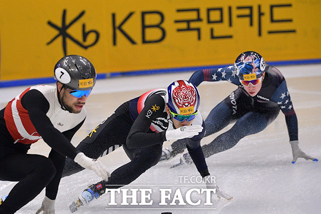 쇼트트랙 이준서(가운데)가 10일 오전 서울 목동 아이스링크에서 열린 2023 KB금융 국제빙상경기연맹(ISU) 쇼트트랙 세계선수권대회 남자 500m 예비예선에서 역주를 펼치고 있다. /남윤호 기자