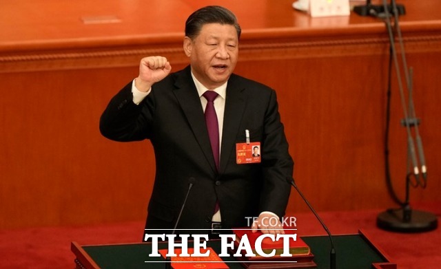 시진핑 중국 국가주석이 10일 베이징 인민대회당에서 열린 전국인민대표대회 14기 1차 회의 제3차 전체회의에서 투표를 통해 만장일치로 주석으로 선출된 후 선서하고 있다. / 뉴시스