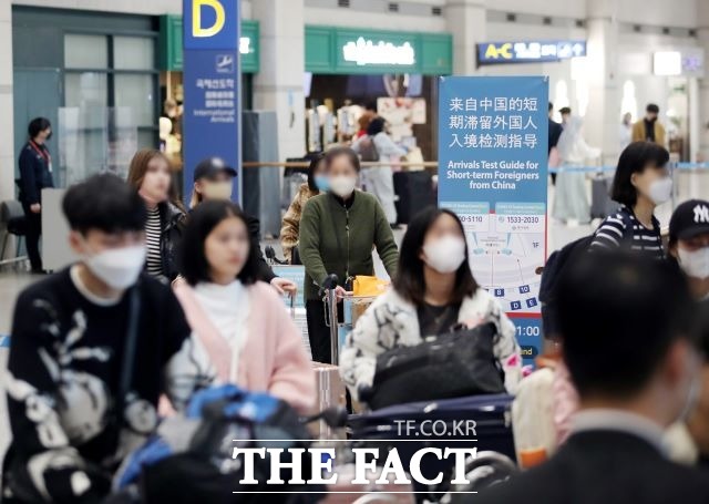 질병관리청 중앙방역대책본부에 따르면 11일부터 중국·홍콩·마카오발 입국자에 대해 입국 전 신종 코로나바이러스 감염증(코로나19) 진단검사와 검역정보사전입력시스템(Q-CODE·큐코드) 입력 의무화를 해제한다. 사진은 10일 인천국제공항 제1터미널로 여행객들이 입국하고 있다. /뉴시스