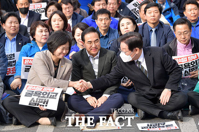 이날 열린 범국민대회에서 이정미 정의당 대표(왼쪽)와 이재명 더불어민주당 대표가 악수를 하고 있다. 가운데는 박홍근 민주당 원내대표.