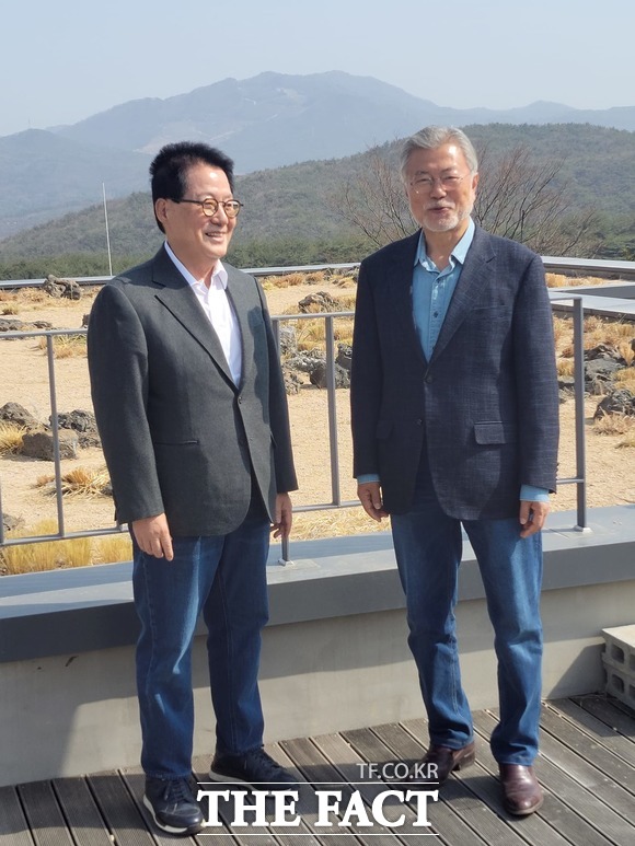 박지원 전 국정원장이 경남 양산의 평산마을을 찾아 문재인 전 대통령을 만났다. / 박지원 전 국정원장 페이스북 갈무리