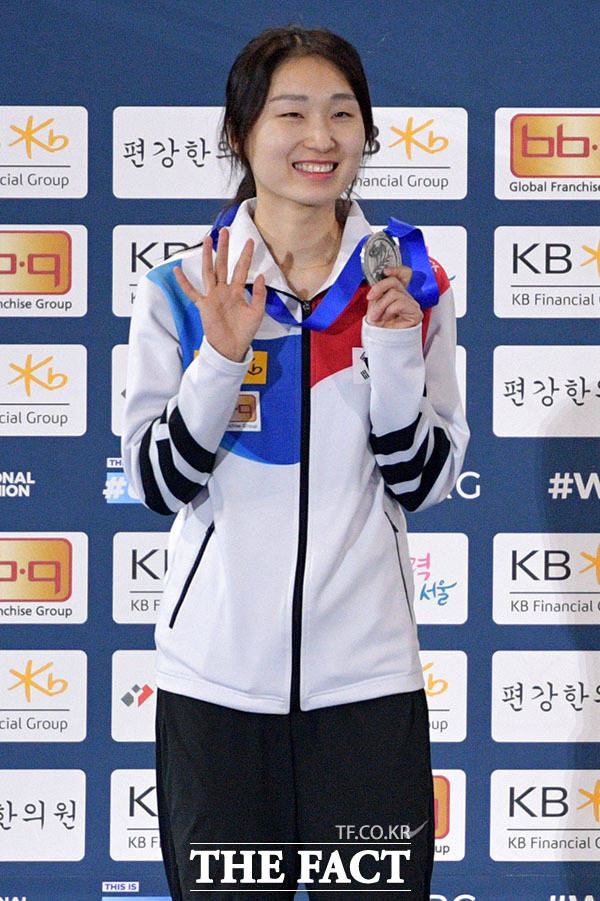 여자 1000m 종목 은메달을 수확한 최민정이 미소짓고 있다.