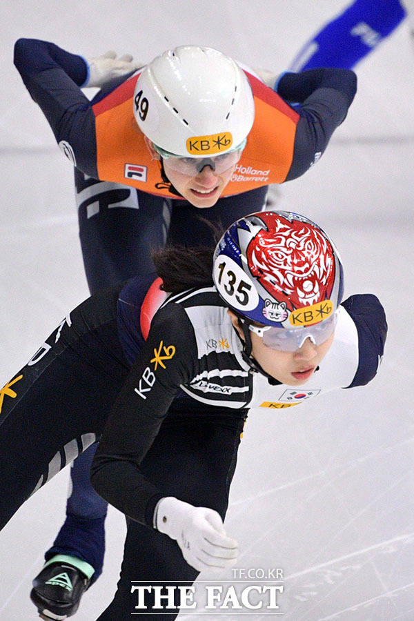 질주하는 김건희 뒤로 네덜란드 선수가 추격하고 있다.