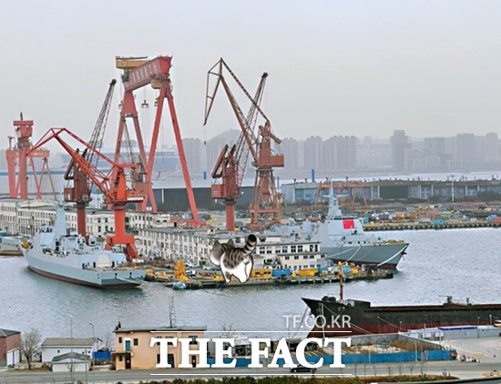 중국 다롄조선소에서 진수된 052DL형 구축함이 부두에 계류돼 있다./네이벌뉴스닷컴