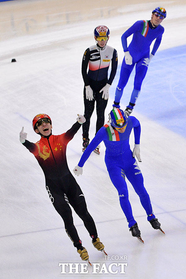 중국 린샤오쥔(한국명 임효준·왼쪽)이 12일 열린 2023 KB금융 국제빙상연맹(ISU) 쇼트트랙 세계선수권대회 남자 5000m 계주 결승전에서 금메달을 확정지으며 포효하고 있다. /남윤호 기자