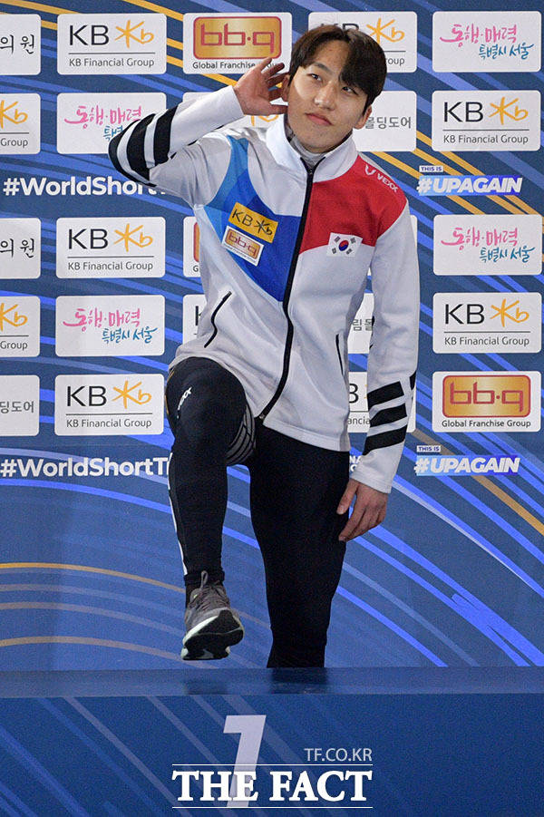 12일 오후 서울 양천구 목동아이스링크에서 열린 2023 KB금융 국제빙상연맹(ISU) 쇼트트랙 세계선수권대회에서 남자 1000m 종목 금메달을 수확한 박지원이 세리머니를 하고 있다. /남윤호 기자