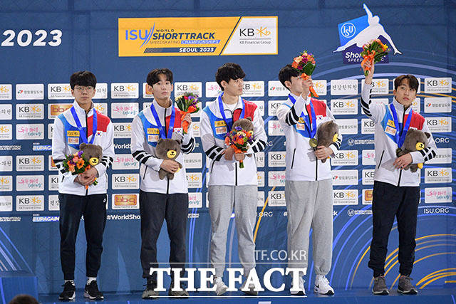 남자 계주 5000m 종목 동메달 수확한 대표팀이 인사하고 있다.