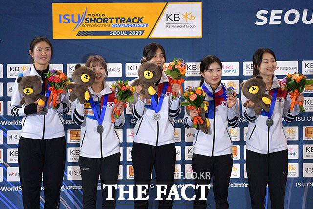여자 3000m 계주 종목 은메달을 수확한 대표팀이 인사하고 있다.