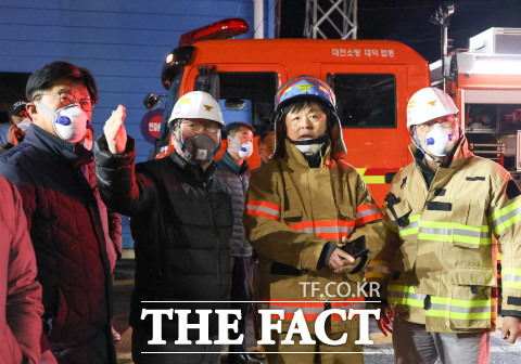 이장우 대전시장(왼쪽에서 2번째)이 한국타이어 화재현장을 찾았다. / 대전시
