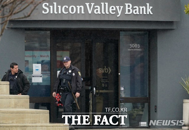 지난 10일(현지시각) 파산한 미국 캘리포니아주 산타클라라에 있는 실리콘밸리은행(SVB)에서 경찰관들이 나오고 있다. SVB처리 방향에 대해 정부개입, 매각, 파산 등이 제시되고 있다./뉴시스