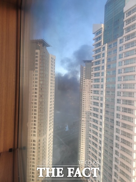 대전 대덕구 석봉동 한 아파트에서 한국타이어 대전공장 화재로 발생한 검은 연기가 보이고 있다. / 독자