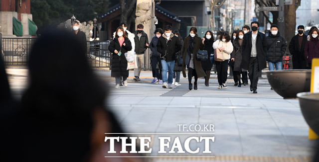 전국적으로 꽃샘추위가 찾아온 16일 오전 서울 종로구 광화문사거리에서 시민들이 두꺼운 옷을 입고 거리를 지나고 있다./더팩트 DB
