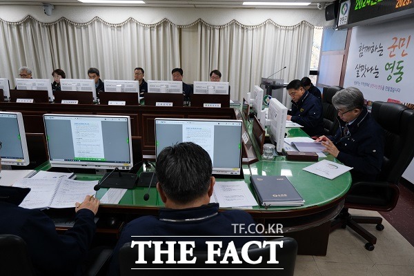 영동군은 13일 군청 상황실에서 정영철 영동군수를 주재로 각 부서장이 참석한 가운데 2024년도 정부예산 확보 추진상황 보고회를 열었다. /영동군.