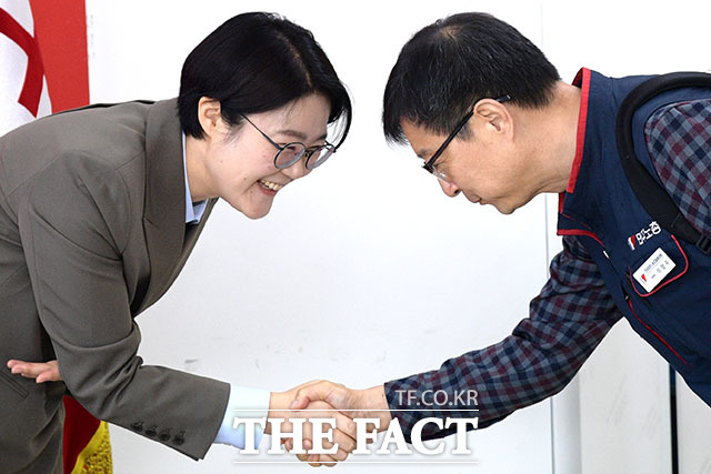 이양수 민주노총 부위원장(오른쪽)과 악수하는 윤희숙 상임대표.