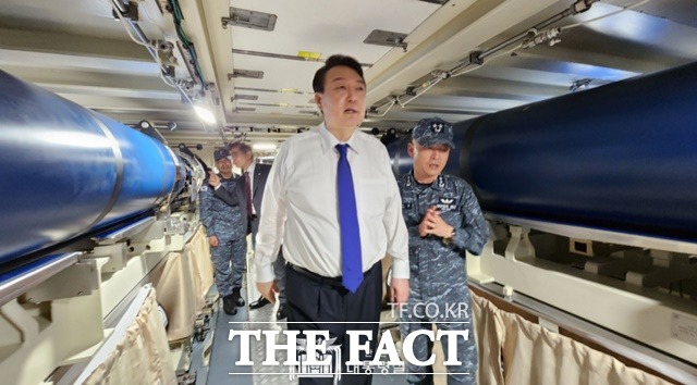 윤석열 대통령이 3000t급 잠수함인 도산안창호함 어뢰실을 시찰하고 있다. 어뢰실 양측에 있는 파란색으로 칠해진 것이 중어뢰 범상어로 추정된다. /대통령실