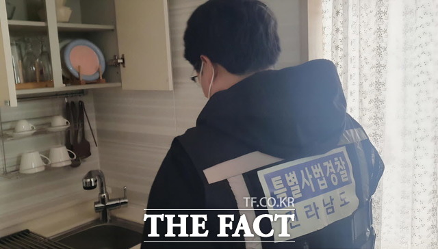 전남도는 순천만국제정원박람회, 전국체전 등 대형 행사 개최를 앞두고 불법 운영 숙박업소 5개소를 적발했다. 이들 업소는 안전설비 등을 제대로 갖추지 않아 투숙객 안전을 위협하고 있다. 또한 정상적으로 영업 신고한 숙박업소 매출에도 피해를 주고 있다./무안=홍정열 기자