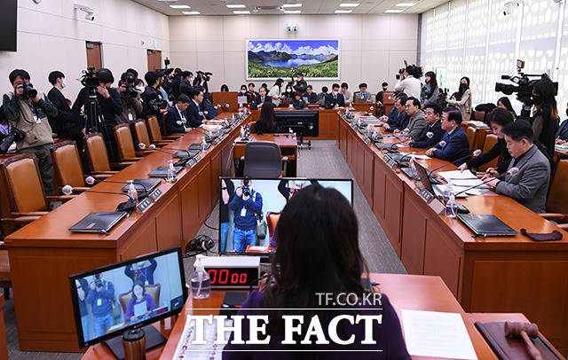 외교통일위원회 전체회의가 13일 오전 서울 여의도 국회에서 여당 의원들의 불참 속에서 진행되고 있다. /국회=남용희 기자