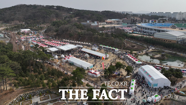 지난 8일부터 12일까지 개최된 논산딸기축제가 약 35만명의 관광객이 방문하며 성공적으로 마무리됐다./논산시