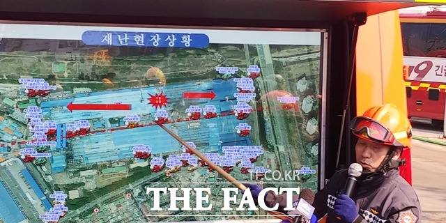 13일 한국타이어 대전공장 후문 앞에서 송정호 대전소방본부 화재대응조사과장이 화재 상황을 설명하고 있다. / 대전=라안일 기자