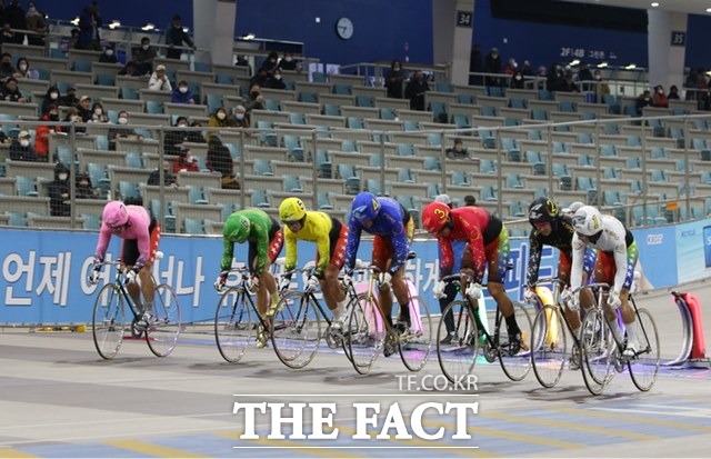 최근 경륜 판도는 훈련원 시절 수석 졸업생들이 판세를 좌우하는 흐름을 보이고 있다. 광명스피돔에서 경주를 출발하는 특선급 선수들./경륜경정총괄본부