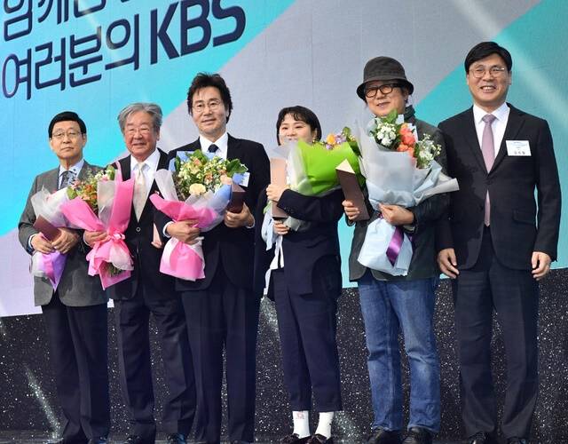 이달 초 KBS를 빛낸 50인에 선정돼 마이크를 잡은 김동건(사진 맨 왼쪽)은 제가 아나운서가 된지 60년이 됐다. 또 오늘날까지 50년을 KBS에서 근무했다고 소회를 밝혔다. /KBS