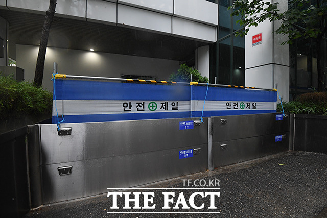 지난해 9월 5일 서울 강남역 일대 빌딩 입구에 제11호 태풍 힌남노(HINNAMNOR)로 인한 침수 대비를 위해 차수판이 설치돼 있다./박헌우 기자