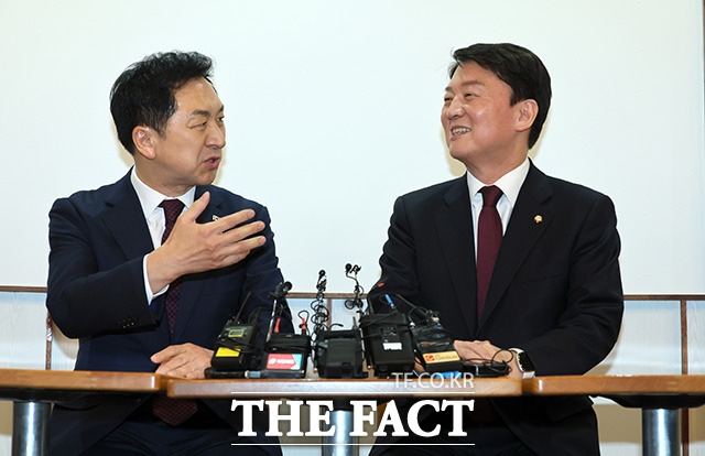 대화 나누는 김 대표(왼쪽)와 안 의원.
