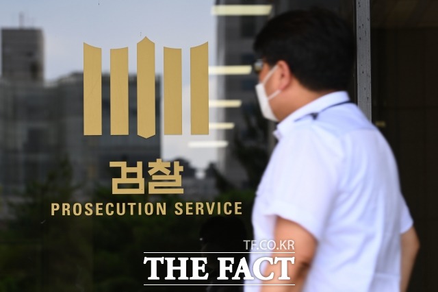 야권 인사의 한국복합물류 취업비리 의혹을 수사하는 검찰이 13일 CJ대한통운 본사에 대한 강제수사에 나섰다. /남윤호 기자