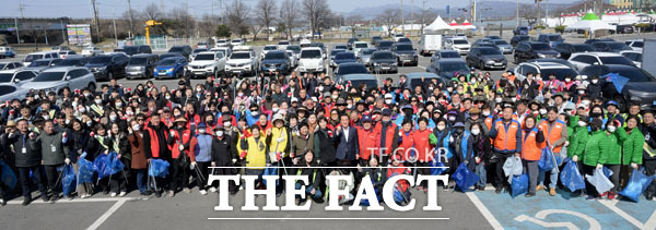 지난 13일 논산시 관계자와 시민 200여명이 모인 가운데 관내 주요 일원 대청소를 실시했다./논산시