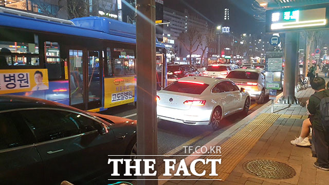 9일 밤 서울 강남구 대치동 학원가. 정류장 앞 불법 주정차로 인해 버스와 승객들이 피해를 보고 있다. /이덕인 기자