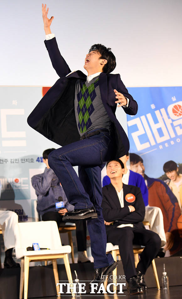 배우 이신영이 14일 서울 광진구 롯데시네마 건대입구에서 열린 영화 리바운드 제작보고회에 참석해 슈팅 포즈를 취하고 있다.