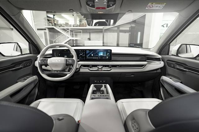 기아 플래그십 SUV EV 모델 EV9의 1열 모습. 클러스터(계기판)부터 내비게이션까지 3개의 스크린을 탑재해 탁 트인 느낌을 준다. /기아