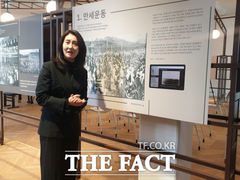 함선재 헤레디움 관장이 전시회에 대해 설명하고 있다. / 대전=최영규 기자