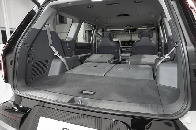 기아의 플래그십 SUV EV 모델 EV9의 트렁크 모습. 2열과 3열 시트를 완전히 접어 넓은 공간을 확보할 수 있다. /기아