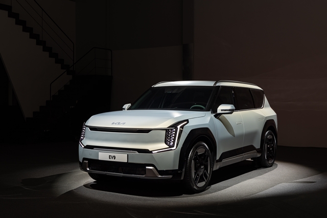 기아가 15일 새로운 플래그십 전기 SUV EV9의 외관과 내부 디자인을 최초로 공개했다. /기아