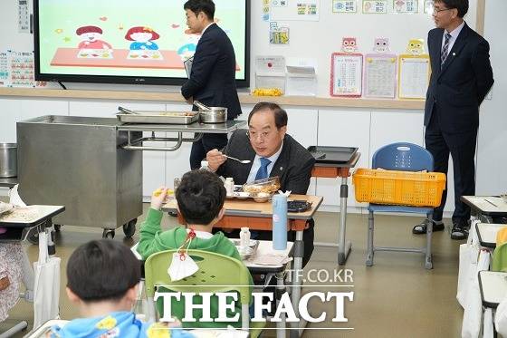 부산시교육청은 15일 부산시 영도구에 있는 청동초등학교에 방문, 학교급식 현장 점검을 했다고 밝혔다./부산교육청