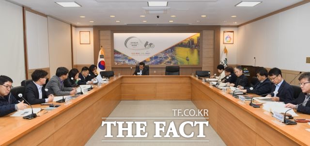 15일 속초시는 김성림 부시장 주재로 해당 부서장이 참석한 가운데 부서별 추진 중인 국도비 사업에 대한 현재까지의 추진상황과 향후 대응방안 등 전략적인 재원확보 방안을 위한 ‘2024년도 국․도비 예산확보 대책보고회’를 개최,내년도 국・도비 523억 원 예산 확보에 나섰다고 밝혔다. /속초시