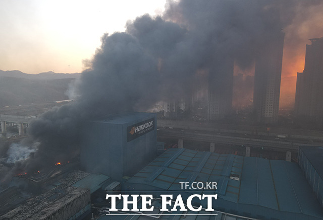 대전시 대덕구 목상동 한국타이어 공장에서 화재가 발생한 가운데, 연기가 주변 아파트를 뒤덮고 있다. /박헌우 기자