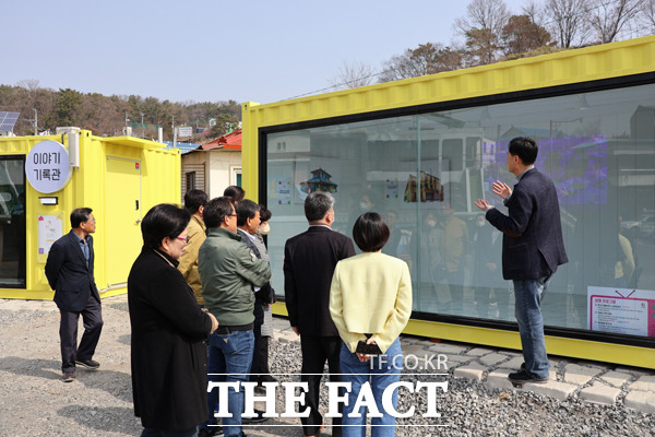 지난 10일 개관한 서천읍 이야기 기록관 미리보기 문화공간에서 관계자가 주민들에게 설명하고 있다./서천군