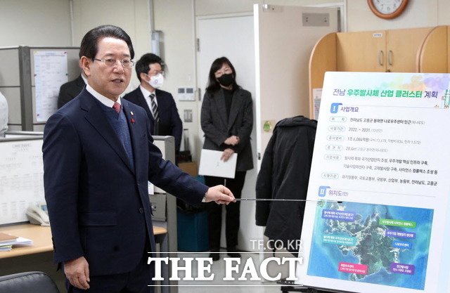 전남 고흥 ‘우주발사체국가산업단지’가 15일 개발 후보지로 선정됐다. 산업단지가 조성되면 4조9000억 원의 생산유발효과와 2만여 명의 고용 창출 효과로 지역경제 활성화에 큰 도움이 될 것으로 기대된다. 사진은 김영록 지사가 지난해 12월 우주발사체 산업클러스터 지정, 기자 브리핑을 하고 있다./무안=홍정열 기자