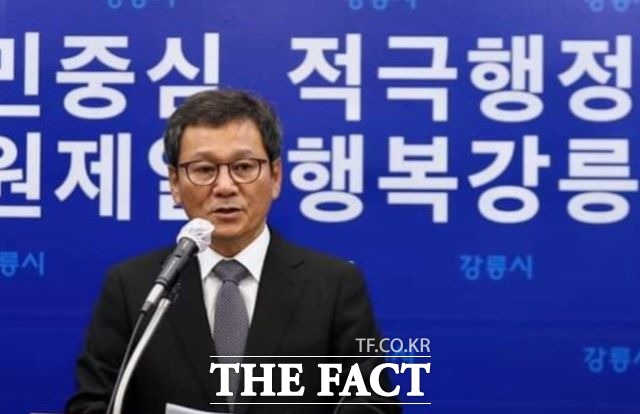 15일 강릉시는 이날 심의회위원장인 김홍규 시장(사진)과 농업‧임업‧축산분야 관계자 등 26명의 위원이 참석한 가운데 내년도 농림축산식품분야 중 총 364억 원 규모, 55개 사업에 대한 심의·의결을 진행한다고 밝혔다./강릉시