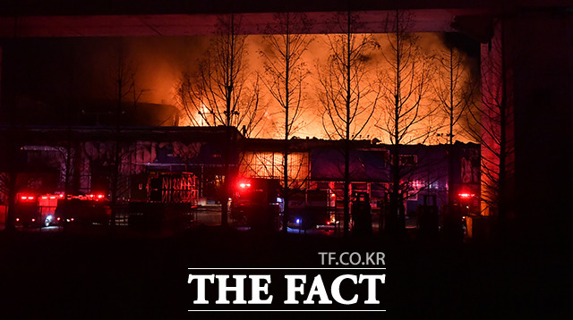 13일 오전 대전 대덕구 한국타이어 대전공장에서 전날 발생한 화재로 공장 내부에서 불길이 치솟고 있다. /대전=박헌우 기자