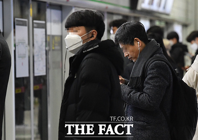 [더팩트ㅣ박헌우 기자] 실내 마스크 착용 의무가 권고로 조정된 첫날인 30일 오전 서울 강남구 강남역 승강장에서 마스크를 착용한 시민과 벗은 시민이 지하철을 기다리고 있다.